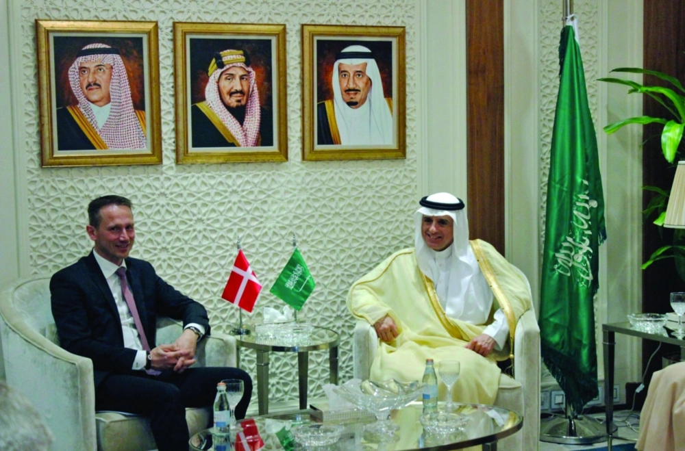 عادل الجبير لدى لقائه كريستيان يانسن أمس            (مكة)