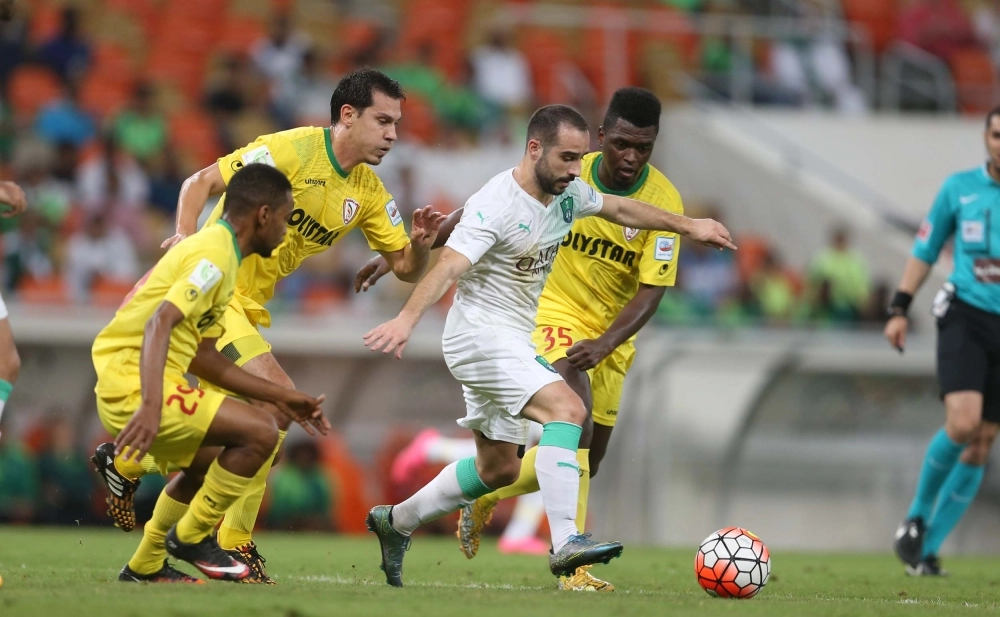 ثلاثة من لاعبي نجران يطاردون لاعب الأهلي فيتفا(ثامر الفرج)