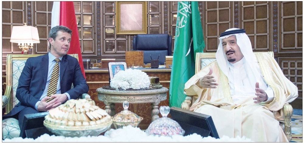  خادم الحرمين مستقبلا ولي عهد الدنمارك في الرياض أمس (واس) 