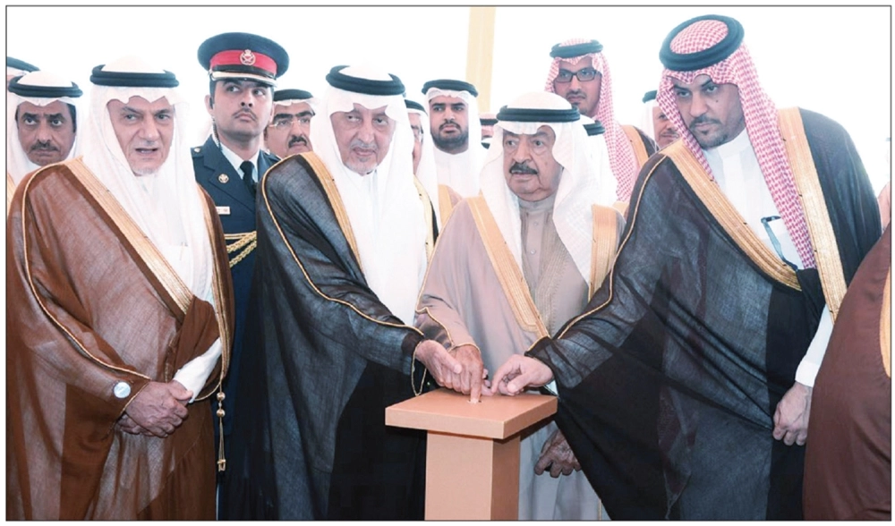 رئيس وزراء البحرين وأمير مكة المكرمة في حفل إطلاق اسم الأمير سعود الفيصل -رحمه الله- على شارع في الجفير بالبحرين أمس.
(واس)