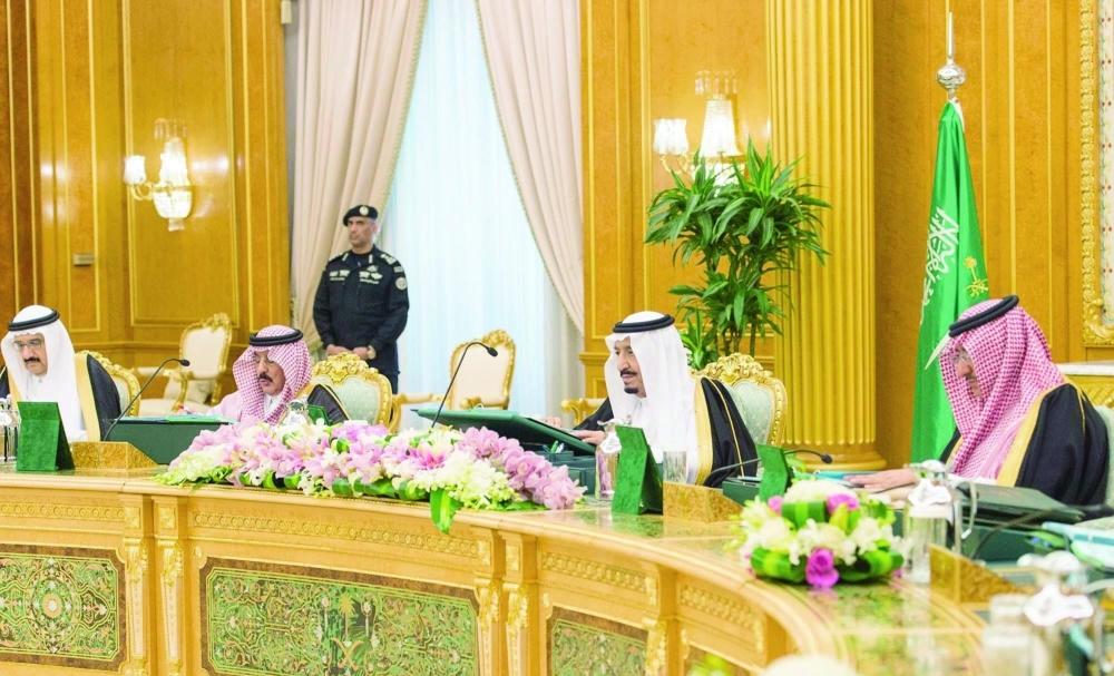 الملك سلمان مترئسا جلسة مجلس الوزراء أمس في قصر اليمامة بالرياض ويبدو الأمير محمد بن نايف  (واس) 