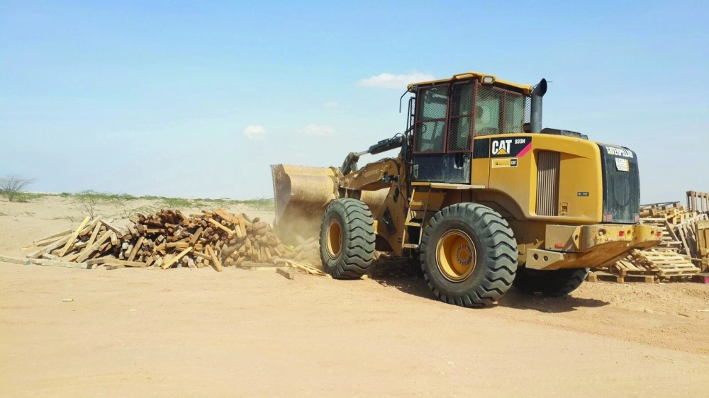 من أعمال إزالة التعديات عن أراضي الإسكان أمس الأول            (مكة)