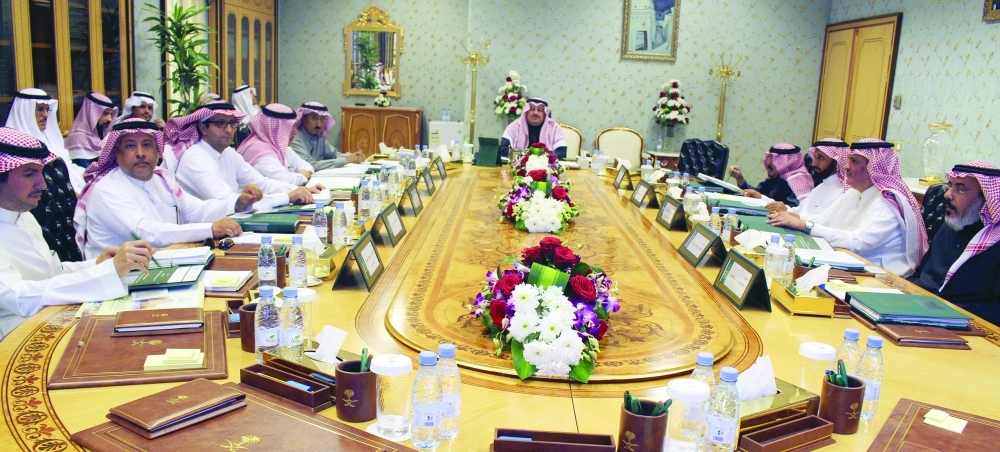 خالد العيسى مترئسا اجتماع المركز الوطني للوثائق والمحفوظات                    (مكة)