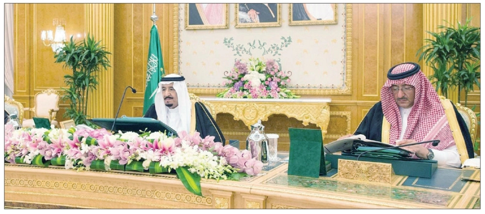 الملك سلمان مترئسا جلسة مجلس الوزراء أمس في قصر اليمامة بالرياض ويبدو الأمير محمد بن نايف  (واس) 