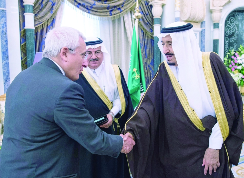 الملك سلمان مستقبلا ماريو بوفو في مكتبه بقصر اليمامة أمس 