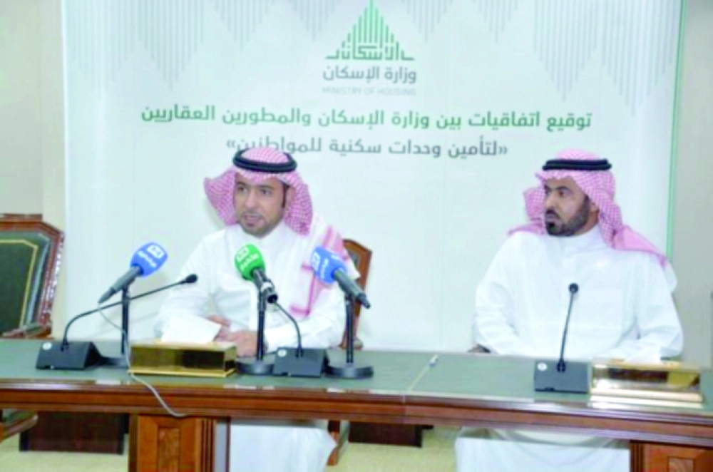 وزير الإسكان في حديث مع المطورين إثر توقيع الاتفاقيات أمس                  (مكة)