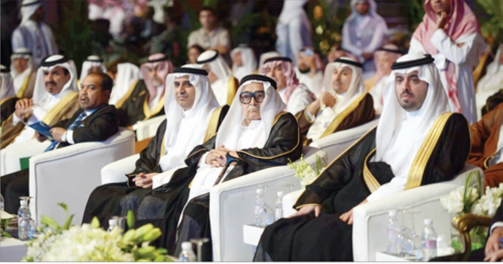 صالح كامل يتوسط الحضور ( ثامر الفرج)