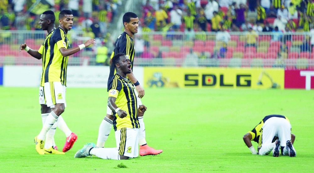 مونتاري يصرخ فرحا بتسجيله الهدف الأول وسط تهنئة زملائه    (ياسر بخش)