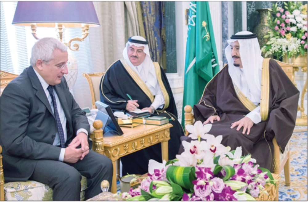 خادم الحرمين مستقبلا السفير الإيطالي لدى السعودية في الرياض أمس (واس)