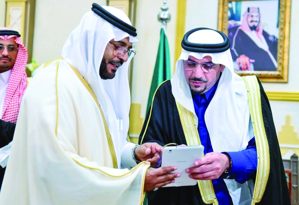 فيصل بن مشعل مدشنا تطبيق الخدمات الالكترونية     (مكة)