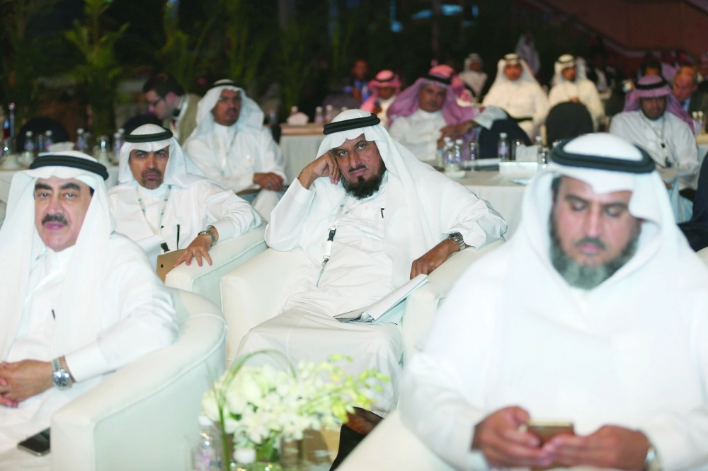 محافظ تحلية المياه يتصفح هاتفه خلال إحدى الجلسات