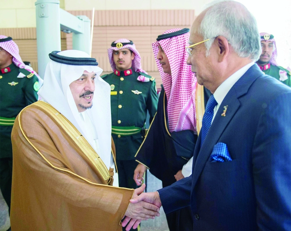 محمد عبدالرزاق مصافحا الأمير فيصل بن بندر 