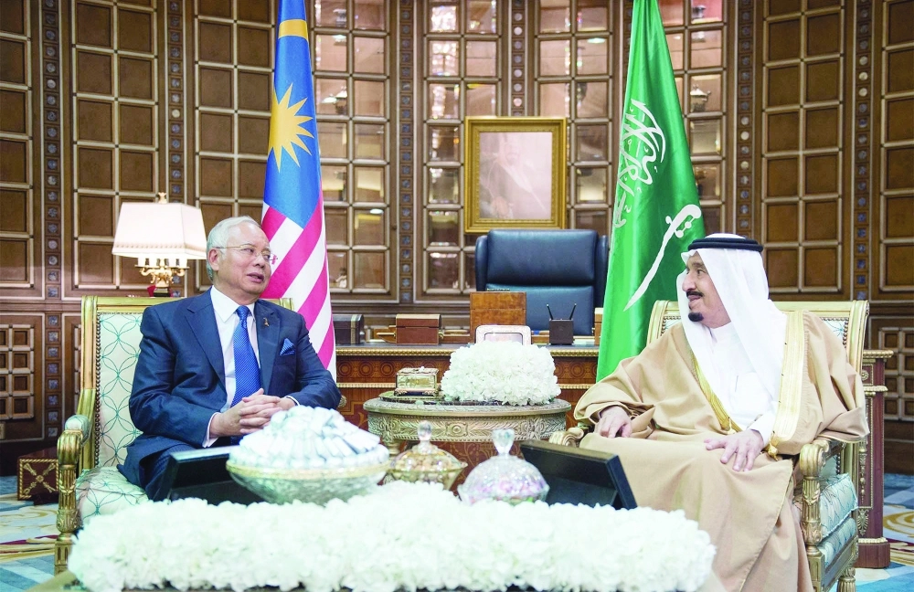 الملك سلمان ومحمد عبدالرزاق خلال مباحثاتهما أمس في الرياض               (واس)