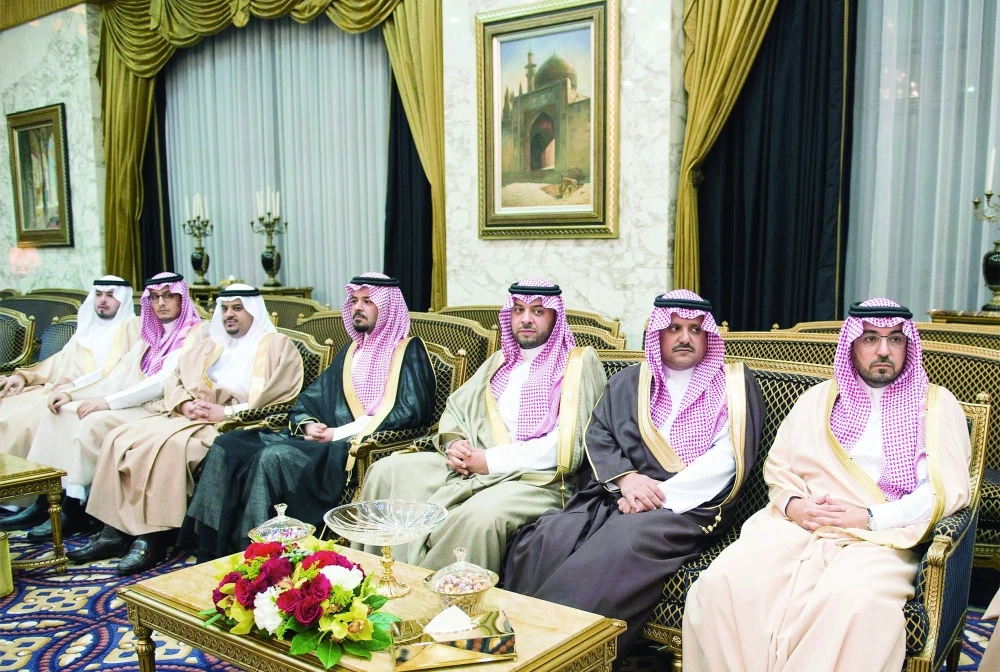 عدد من الأمراء والمسؤولين خلال اللقاء