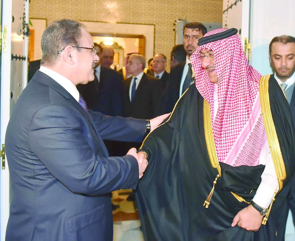 ولي العهد يصافح وزير الداخلية المصري              (واس)