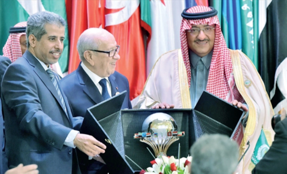    السبسي يتسلم درعا تذكاريا من الأمير محمد بن نايف وأمين المجلس الوزاري (واس)