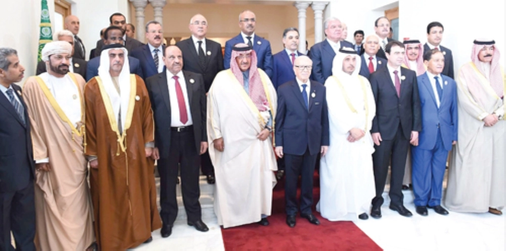     ولي العهد يتوسط وزراء الداخلية العرب في صورة تذكارية بتونس