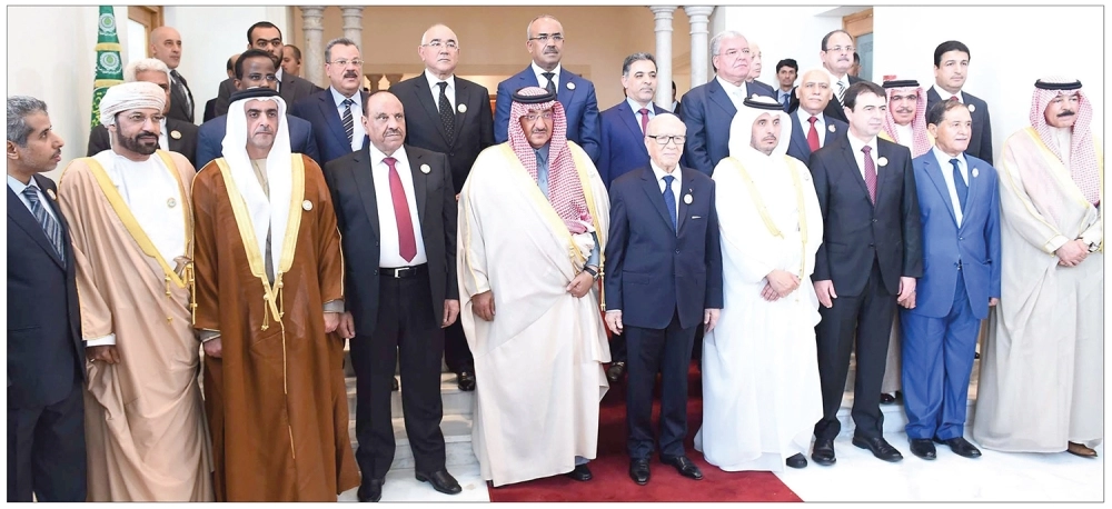 ولي العهد يتوسط وزراء الداخلية العرب في صورة تذكارية بتونس
