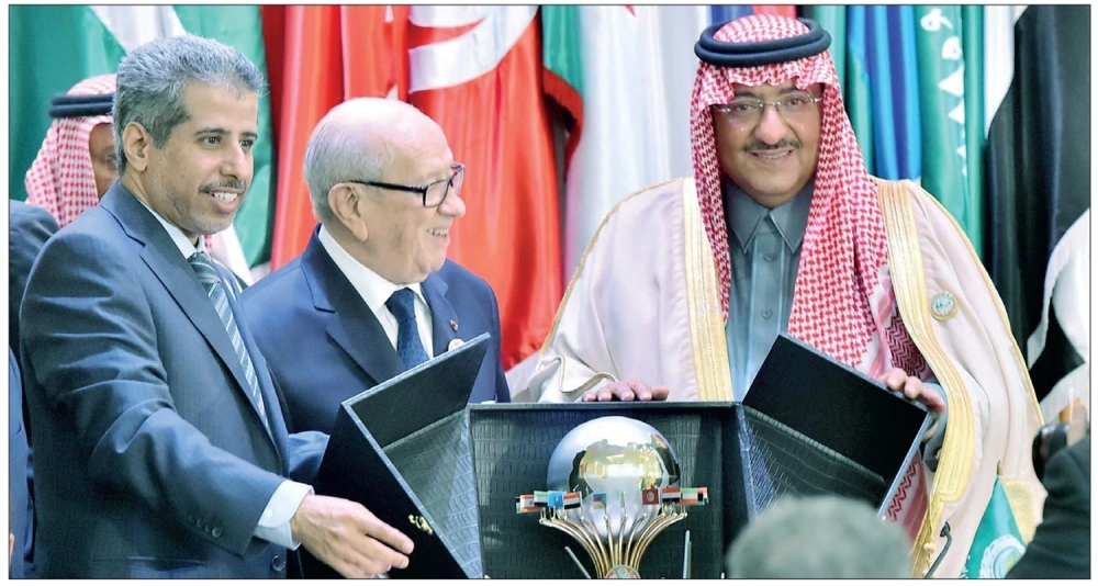     السبسي يتسلم درعا تذكاريا من الأمير محمد بن نايف وأمين المجلس الوزاري (واس) 