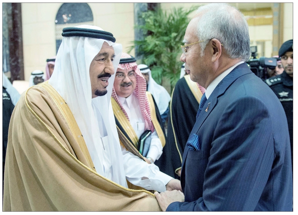  خادم الحرمين مستقبلا رئيس وزراء ماليزيا في الرياض أمس (واس) 