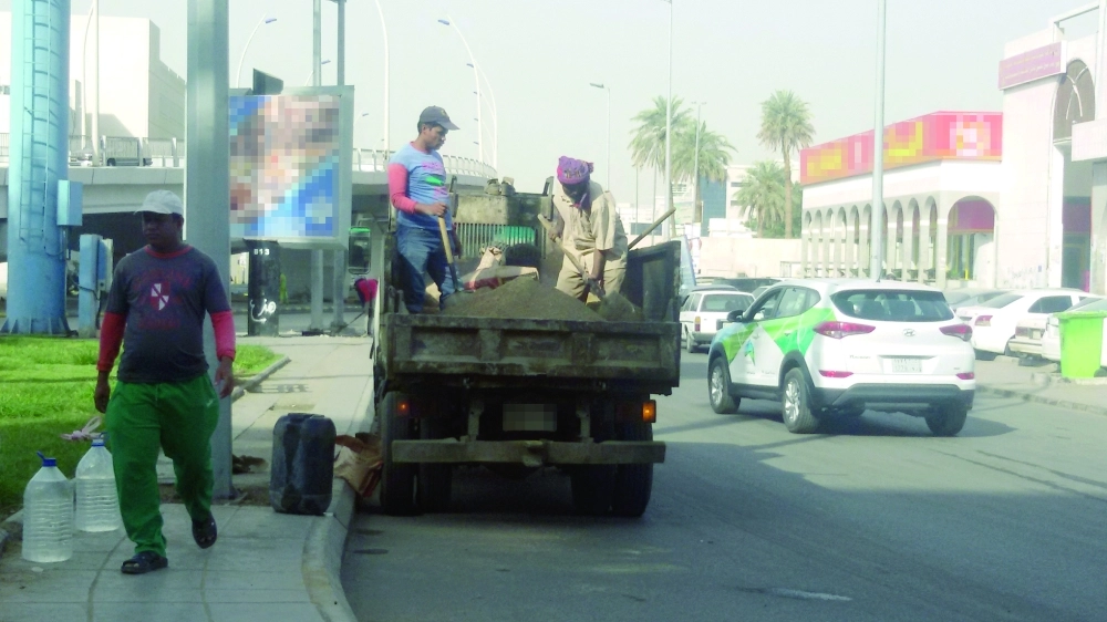 تجهيز خلطة الاسمنت داخل حوض القلاب 