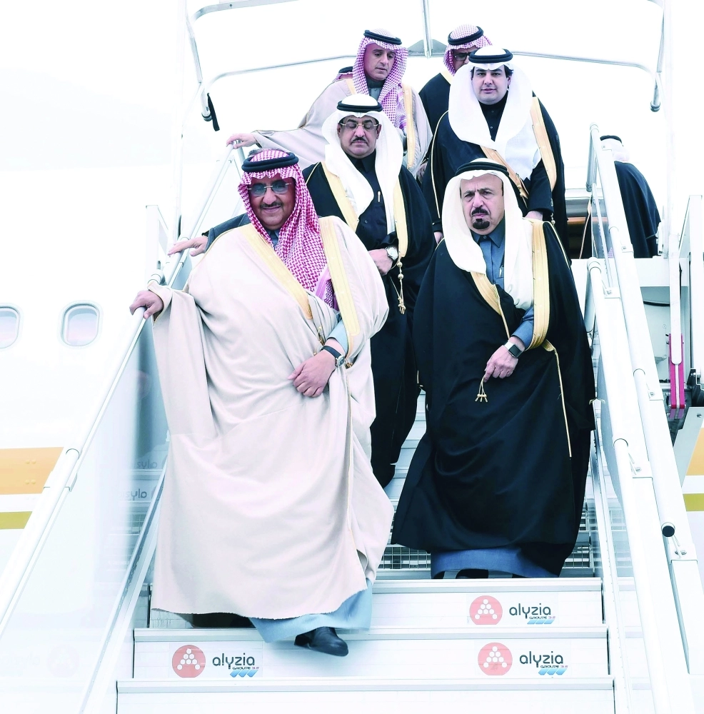 ولي العهد لدى وصوله فرنسا أمس 