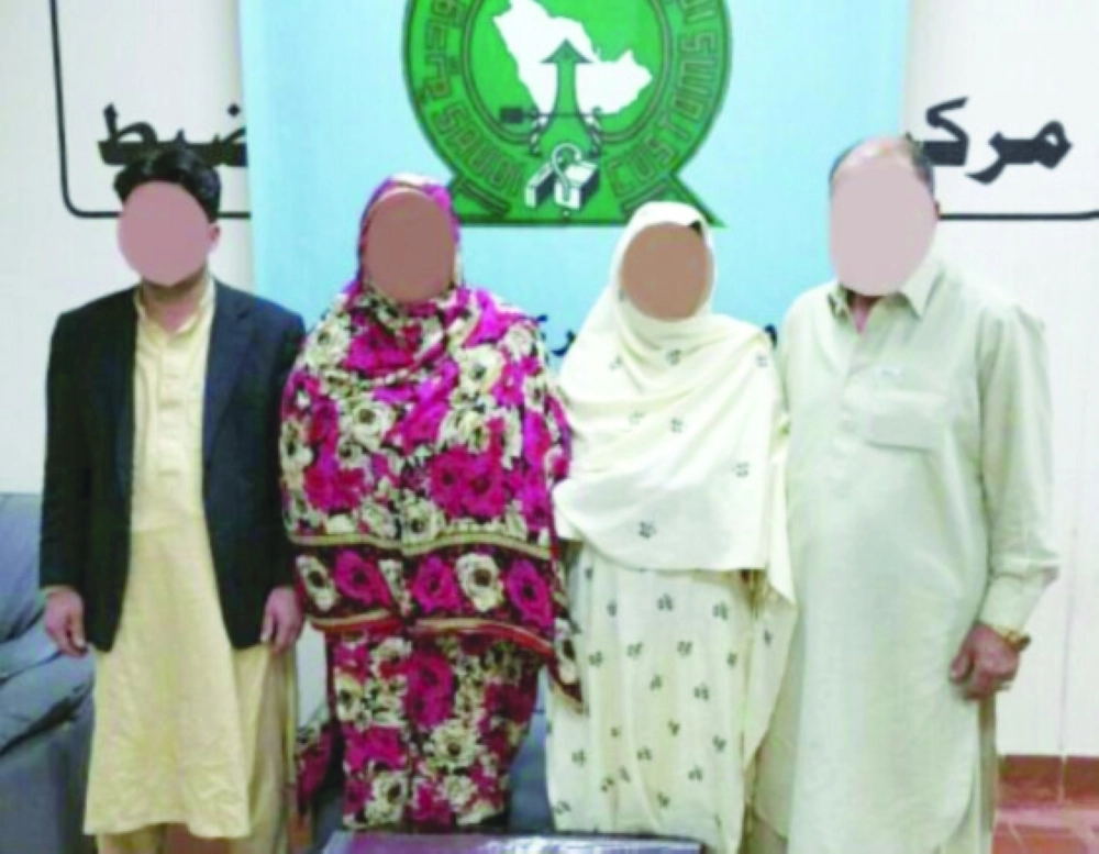 الأخوان وزوجتاهما خلال ضبطهم          (مكة)