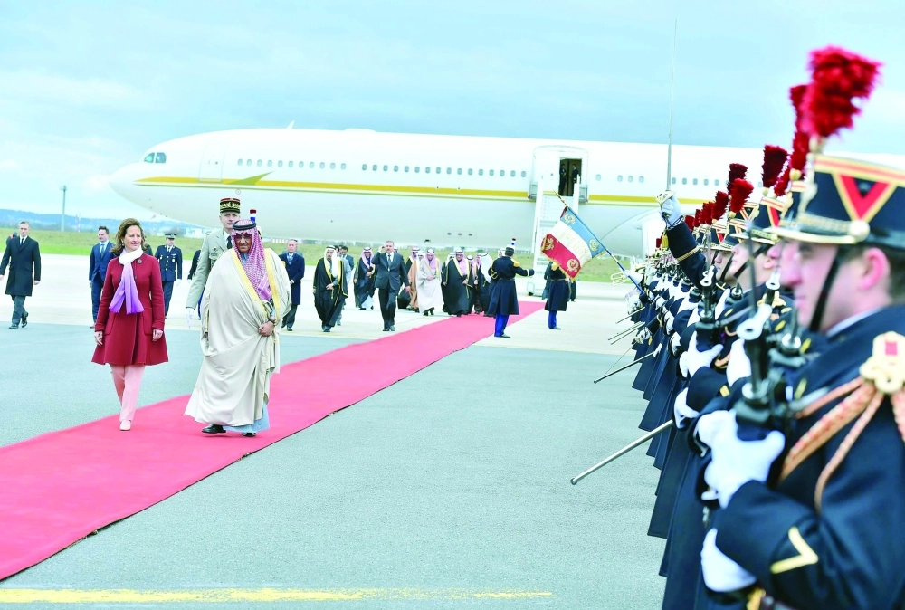 الأمير محمد بن نايف مستعرضا حرس الشرف الفرنسي لدى وصوله باريس أمس (واس)