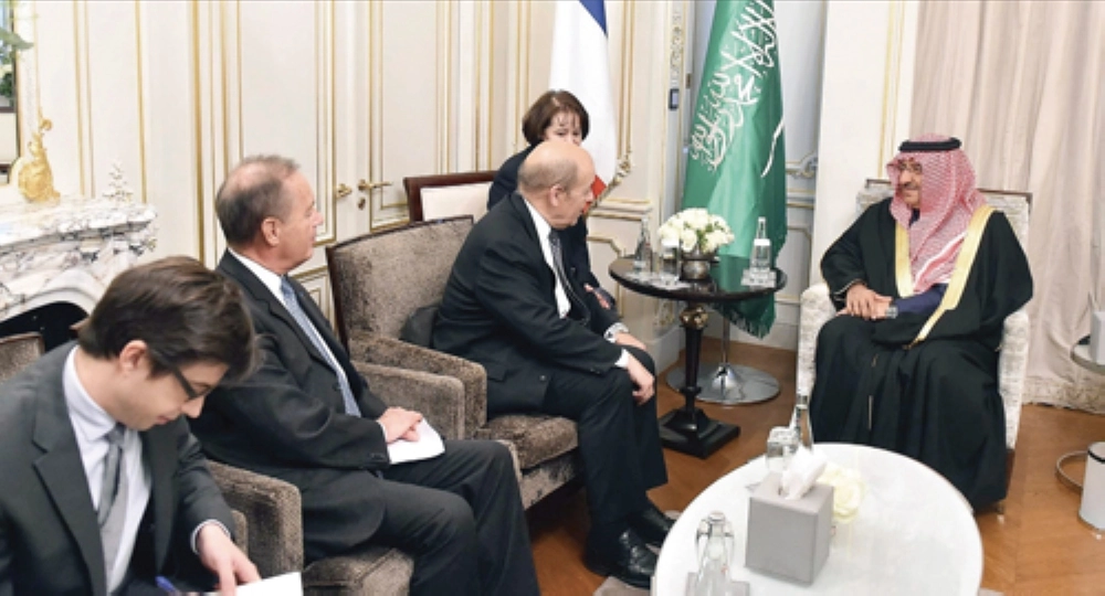 ..ومستقبلا في مقر إقامته وزير الدفاع الفرنسي 