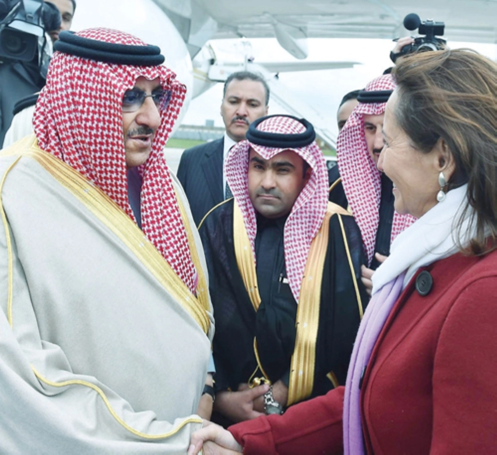 .. ومصافحا وزيرة البيئة الفرنسية 