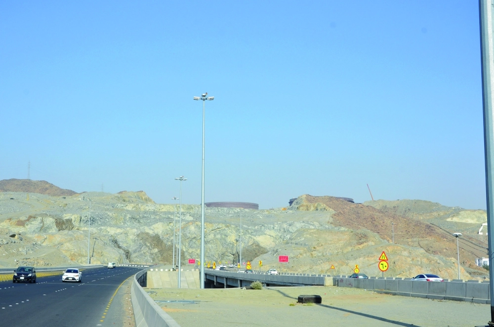 جانب من الأعمال على الطريق المؤدي للدائري الثالث الرابط مع شارع الحج      (عبدالمحسن دومان)