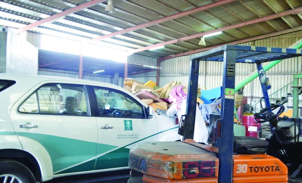 أحد مفتشي وزارة التجارة يباشر ضبطه لحالة غش تجاري                       (واس)