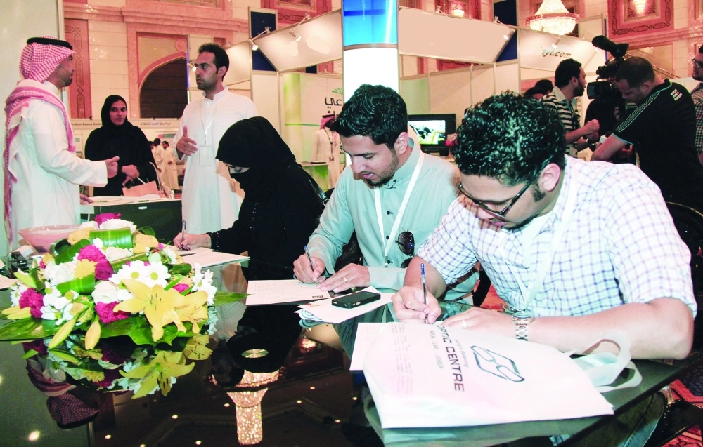 باحثون عن عمل يسجلون للترشح في وظائف شاغرة              (مكة)