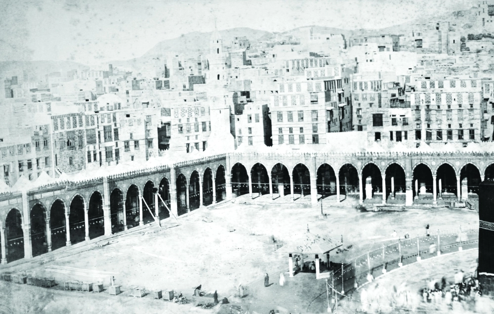 المسجد الحرام وتظهر قناديل المطاف وقناديل الأروقة