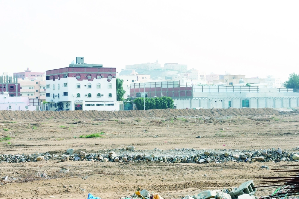 بقايا جدار أزالته لجنة التعديات أنشئ على أرض تم التعدي عليها في جدة        (عمر أبوسيف)