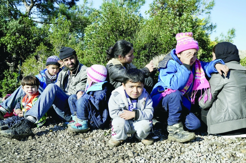 لاجئون سوريون عند الساحل الغربي لتركيا بعد منعهم من العبور الى اليونان                     (رويترز)