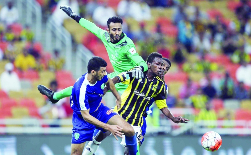 مهاجم الاتحاد مختار فلاتة وسط كماشة من دفاع الفتح والحارس العويشير في دوري جميل أمس في جدة                                                    (ثامر الفرج) 