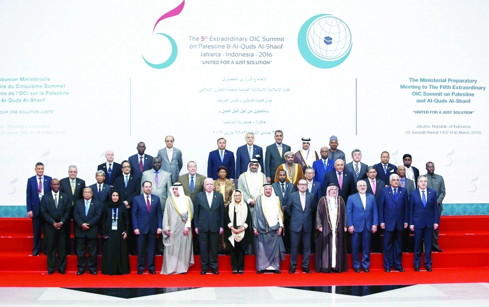 وزراء خارجية القمة الإسلامية في صورة تذكارية بجاكرتا          (رويترز)