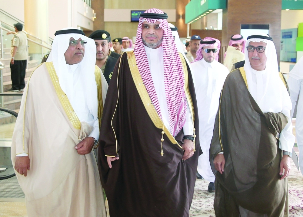 وزير التعليم أثناء تجوله في المعرض المصاحب للمؤتمر (ياسر بخش)  