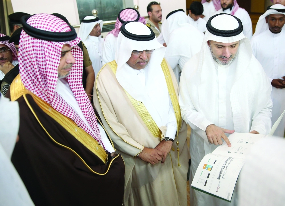 وزير التعليم أثناء تجوله في المعرض المصاحب للمؤتمر   (ياسر بخش)  