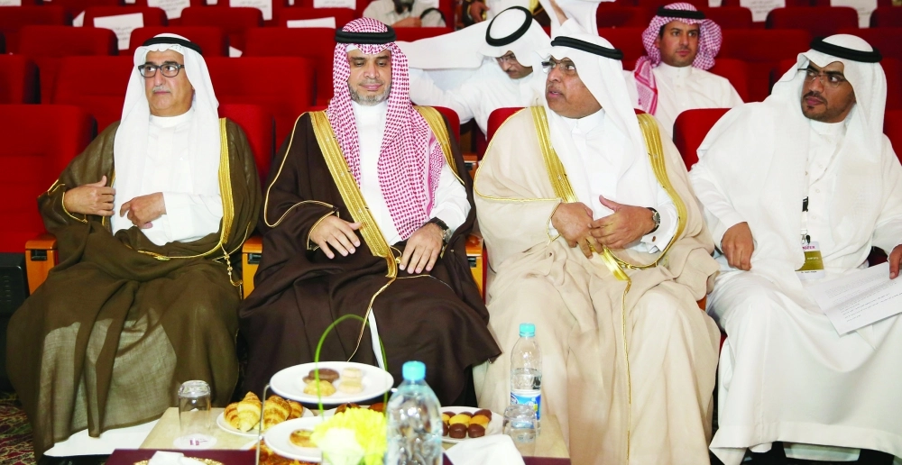 العيسى متوسطا ضيوف المؤتمر               (ياسر بخش)