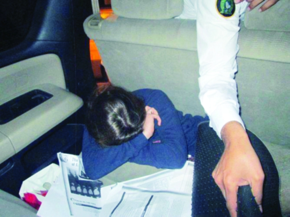 الجمارك أثناء ضبط محاولة تهريب فتاة الأسبوع الماضي   (مكة)