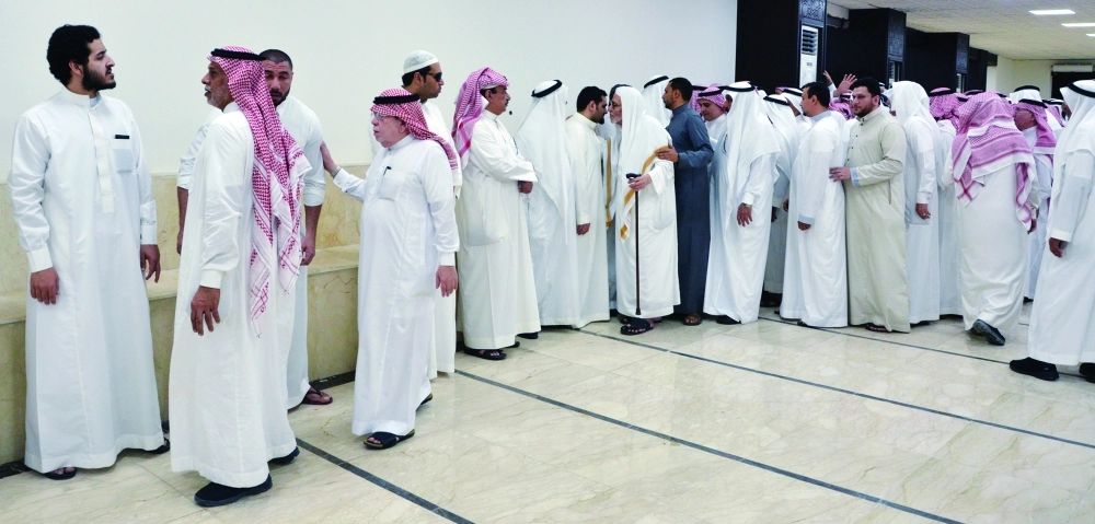 ذوو الفقيد يتقبلون العزاء في المقبرة                (عبدالمحسن دومان)