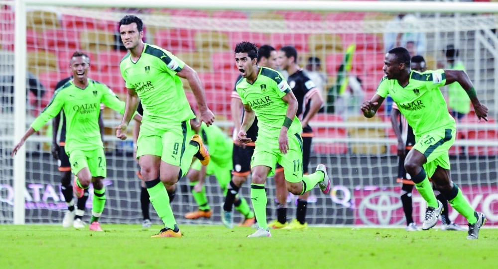 لاعبو الأهلي يحتفلون بهدف السومة أمس في الشباب                                                                                         (علي القرني)