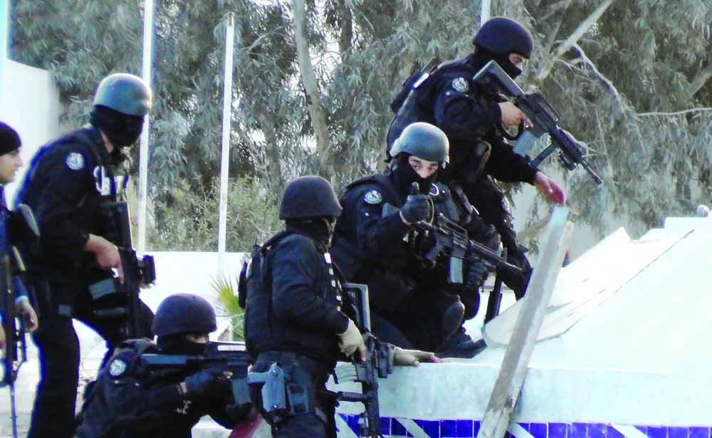 القوات التونسية الخاصة خلال اشتباكات مع الإرهابيين بمدينة بن قردان على حدود ليبيا أمس                          (أ ف ب)