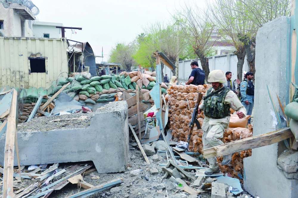 جندي أفغاني في موقع هجوم انتحاري بجلال أباد     (أ ف ب)