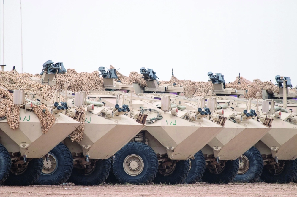  طابور من المدرعات العسكرية المشاركة في رعد الشمال 