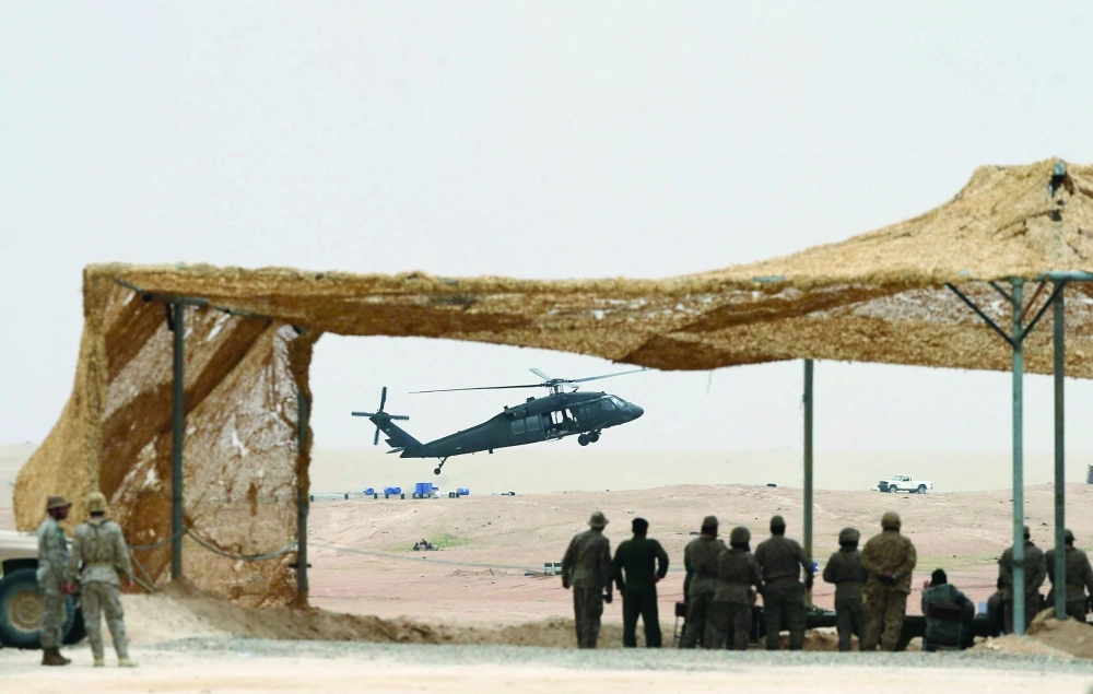 مراقبون يتابعون جزءا من مناورات رعد الشمال         (محمد مشهور)