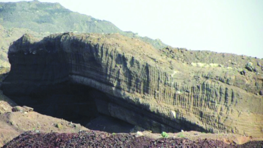 من أعمال الحفريات في الجبل         (مكة)