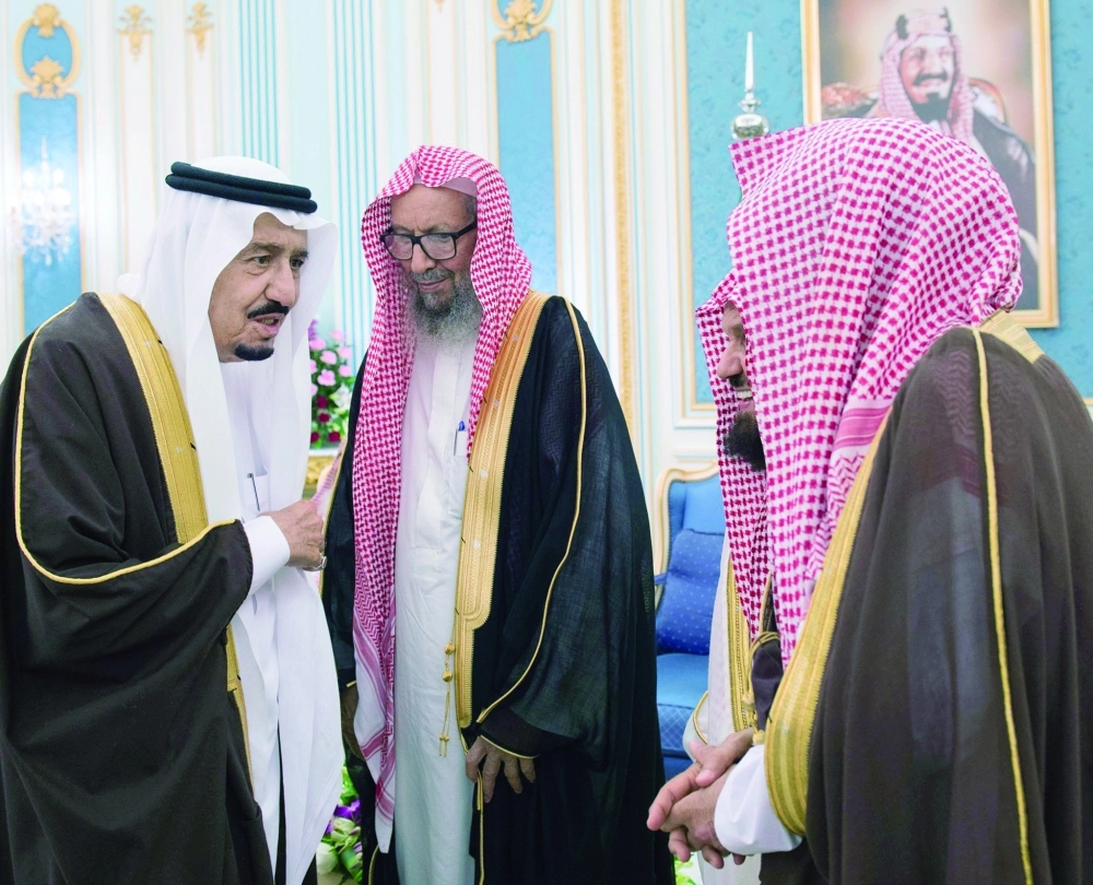 الملك سلمان في حديث مع العلماء خلال الاستقبال